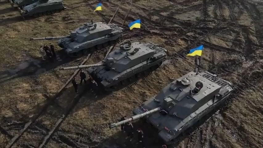 Video: Kyjev ukázal nové tanky, které brzy pošle na Rusy